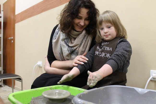 На Волині особливі діти ліпили посуд із глини