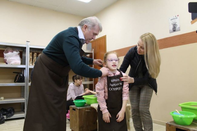 На Волині особливі діти ліпили посуд із глини