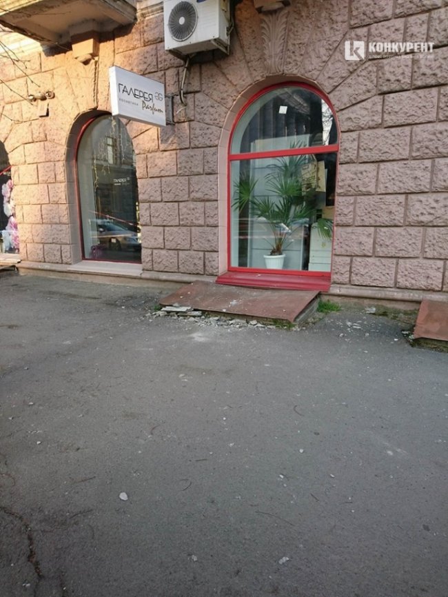 У центрі Луцька «посипався» балкон будинку