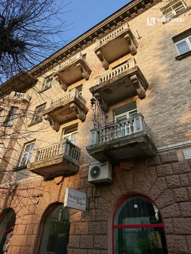 У центрі Луцька «посипався» балкон будинку