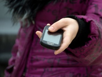 У центрі Луцька грабіжник  вирвав із рук жінки два телефони і втік