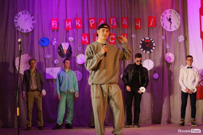 «Викрадачі часу»: як на філфаці СНУ обирали кращого студента. ФОТО