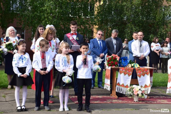 Емоції від драйву до сліз: останній дзвоник у луцькій школі №25. ФОТО