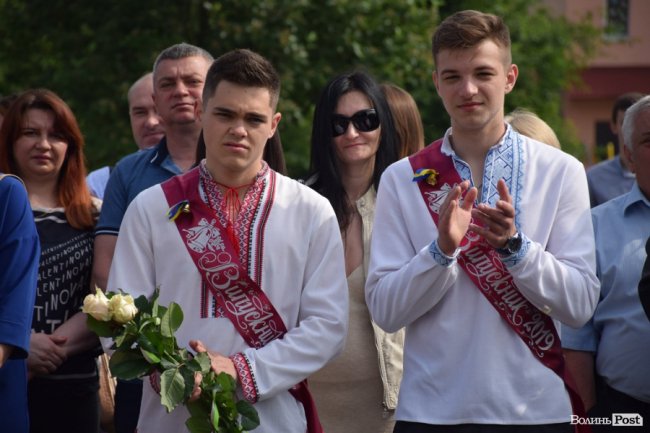 Емоції від драйву до сліз: останній дзвоник у луцькій школі №25. ФОТО