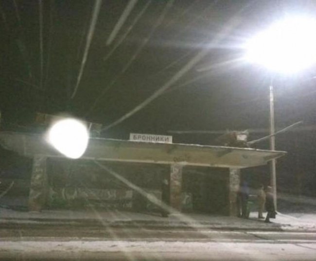 Щедрувальники на Рівненщині повиставляли вози на дахи зупинок. ФОТО