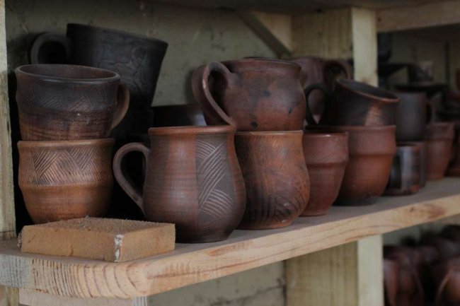 Волинянка виготовляє красивий і екологічний посуд із глини