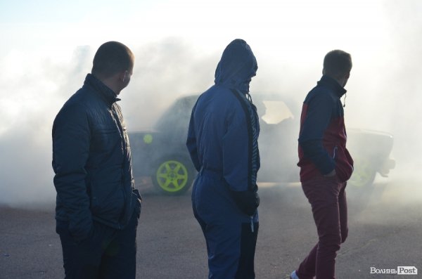 Під Луцьком відбувся чемпіонат з дрег-рейсингу. ФОТО