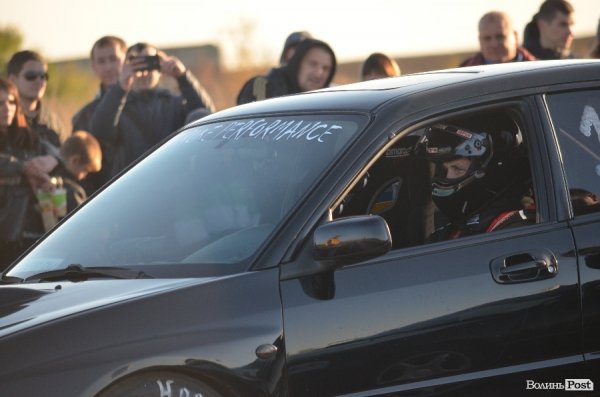 Під Луцьком відбувся чемпіонат з дрег-рейсингу. ФОТО