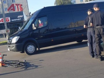 У Луцьку біля Північного ринку автівка збила велосипедиста. ФОТО