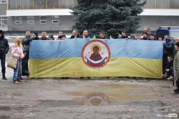 У Луцьк привезли кількаметровий прапор України. ФОТО