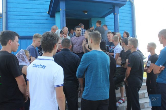 У селі на Волині конфлікт через церкву переріс у шарпанину. ВІДЕО