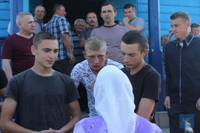 У селі на Волині конфлікт через церкву переріс у шарпанину. ВІДЕО