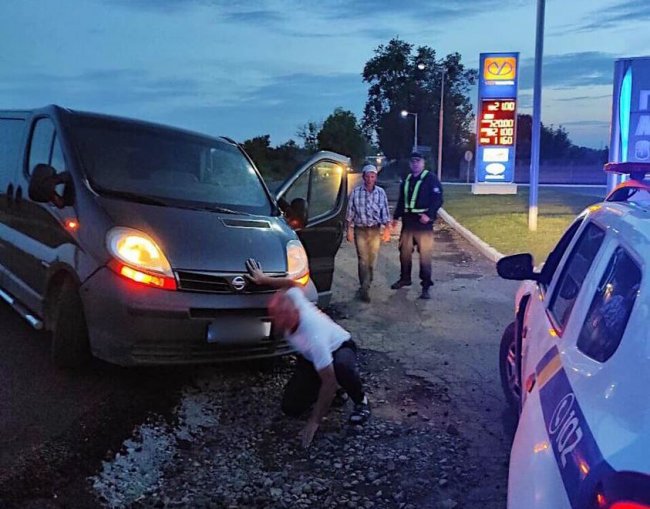 На відремонтованій дорозі на Волині застряг мікроавтобус. ФОТО