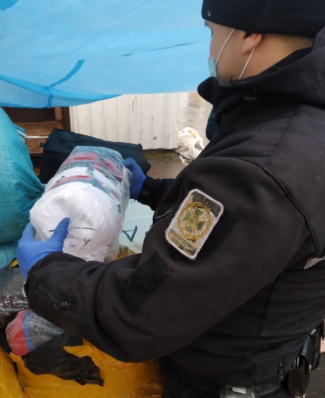 Через Волинь намагалися провезти контрабандний одяг відомих світових брендів. ФОТО
