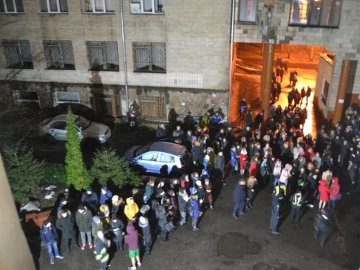 У Рівному вночі горів гуртожиток: врятували 15 студентів. ФОТО 