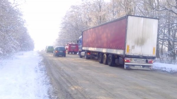 Затори на волинській трасі: машини не могли подолати слизькі пагорби