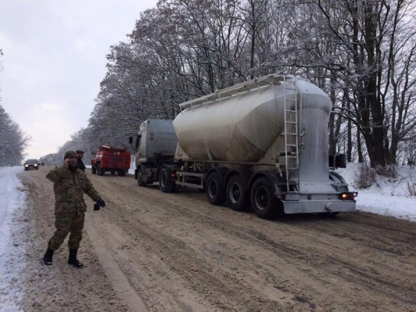 Затори на волинській трасі: машини не могли подолати слизькі пагорби