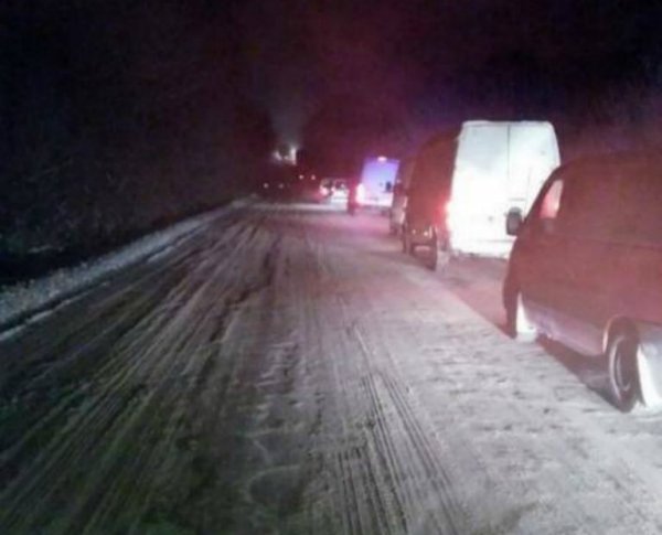 Затори на волинській трасі: машини не могли подолати слизькі пагорби