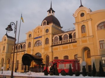 Пожежники тренувалися гасити залізничний вокзал Луцька. ФОТО