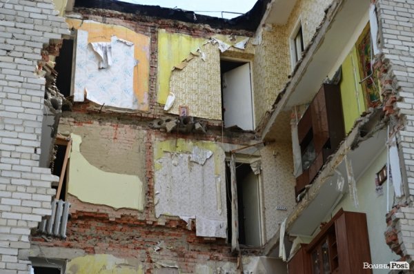 З будинку, що обвалився, виселяють людей