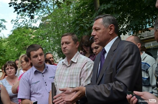 З будинку, що обвалився, виселяють людей