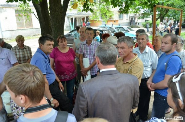 З будинку, що обвалився, виселяють людей