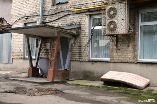 З будинку, що обвалився, виселяють людей