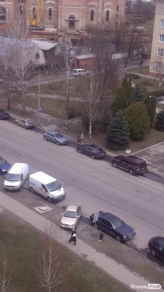 Біля луцького храму автівки вишикувалися у несанкціоновані черги за вербою