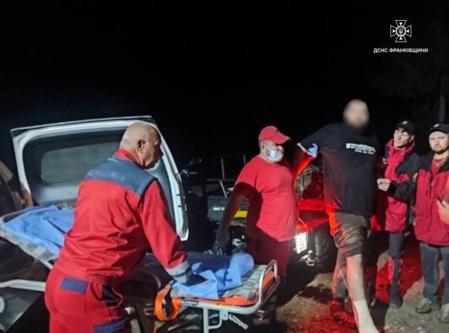 Рятувальники допомогли травмованому туристу в Карпатах