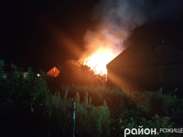 У Рожищі вночі горіли два гаражі і літня кухня. ФОТО