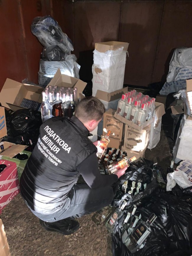 У Луцьку на ринку продавали «ліву» горілку і цигарки. ФОТО