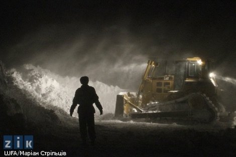 Трасу Київ-Чоп визволяють з-під снігу. ФОТО
