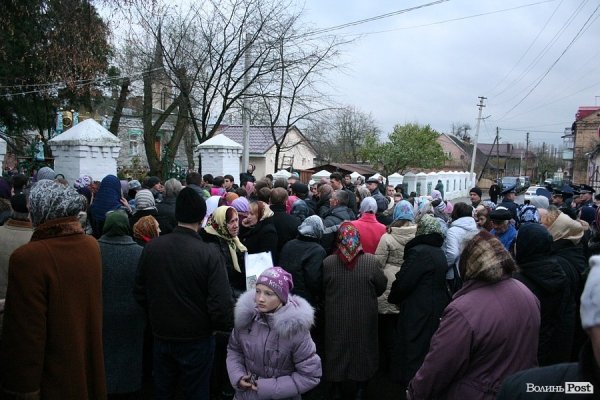 Не менше тисячі лучан зустрічали Єрусалимську плащаницю. ФОТО