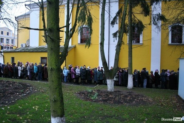 Не менше тисячі лучан зустрічали Єрусалимську плащаницю. ФОТО