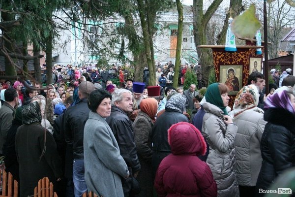 Не менше тисячі лучан зустрічали Єрусалимську плащаницю. ФОТО