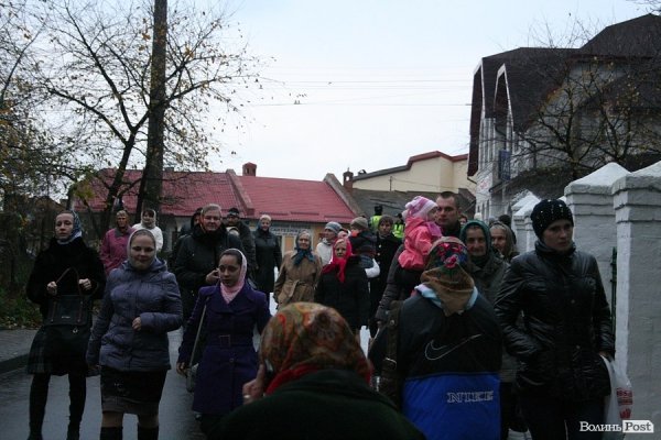 Не менше тисячі лучан зустрічали Єрусалимську плащаницю. ФОТО