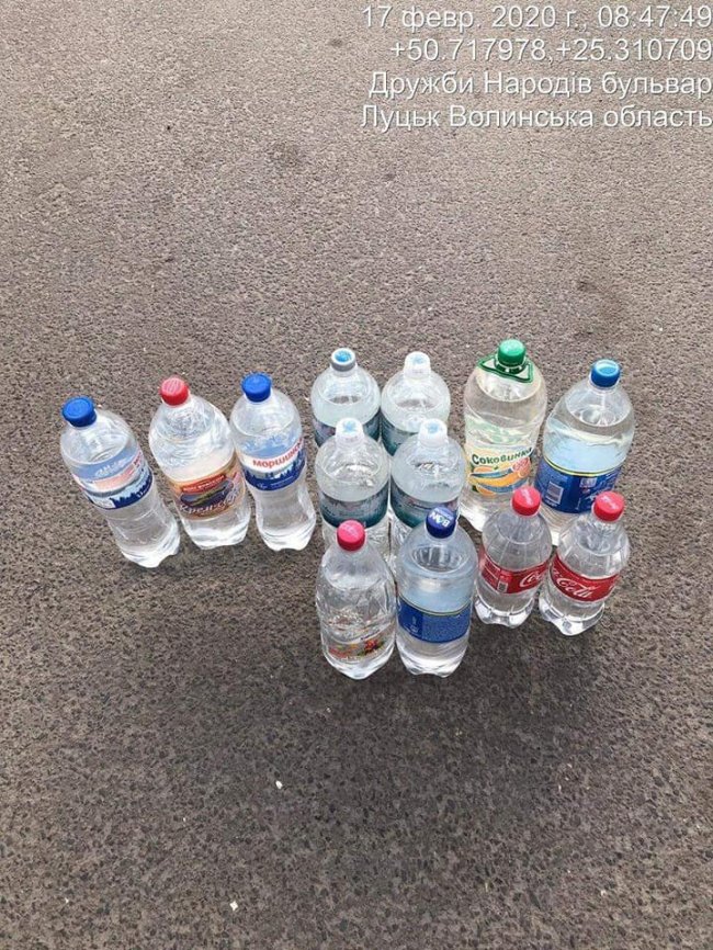 У Луцьку чоловік продавав з автомобіля сурогат. ФОТО