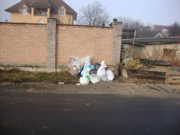 У Луцьку муніципали ловили мешканців, які викидають сміття на тротуар