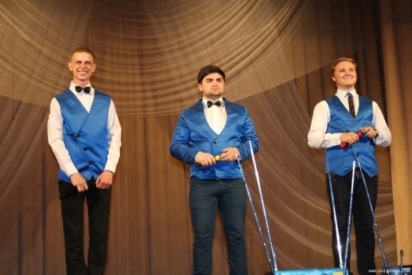 У Луцьку під час КВНу думали, як використати пластиковий диплом. ФОТО