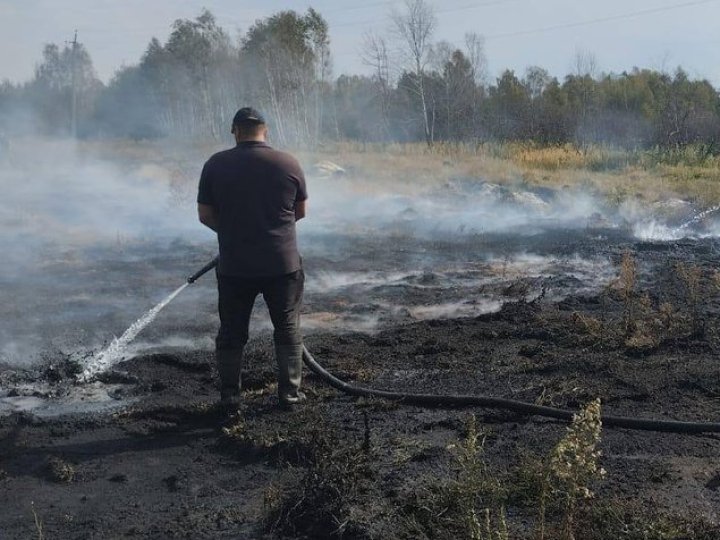 На Волині третій день гасять пожежу на торф'янику