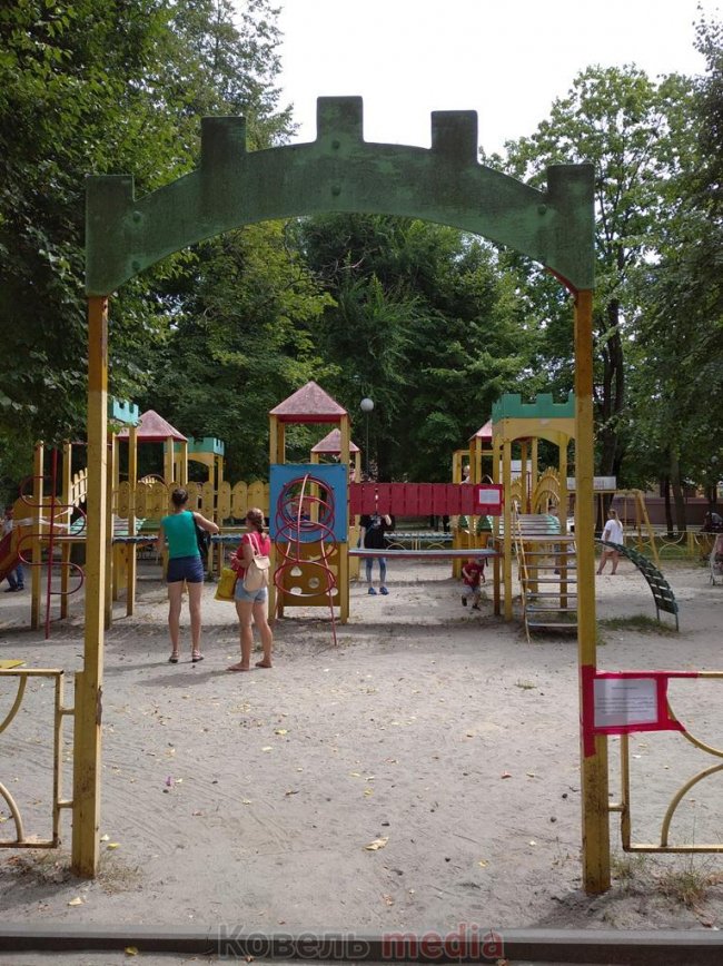 Дитячий майданчик у місті на Волині – в аварійному стані. ФОТО