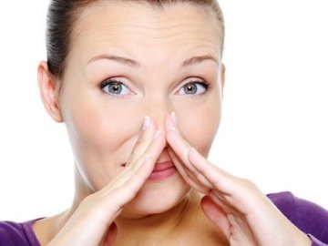 Мешканці багатоповерхівки на Волині потерпають від жахливого смороду з підвалу. ФОТО