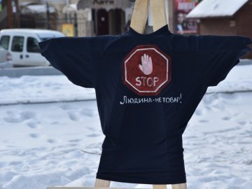 У Луцьку відкрили інсталяцію, яка розповідає про торгівлю людьми