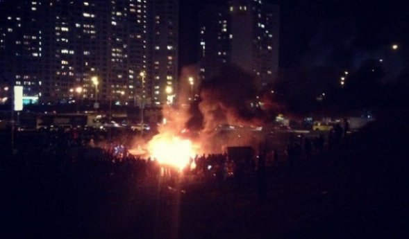 У Києві активісти підпалили паркан на будівництві. ФОТО