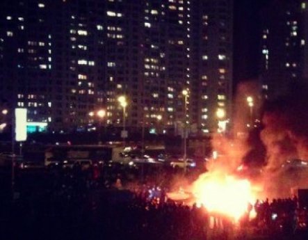 У Києві активісти підпалили паркан на будівництві. ФОТО