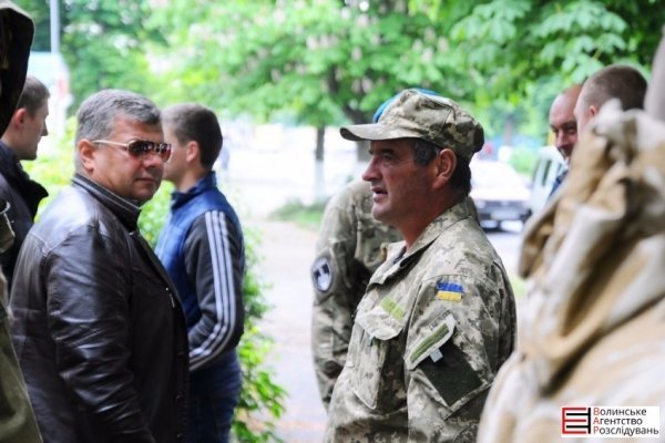 Учасники бойових дій пікетують військову прокуратуру в Луцьку. ФОТО