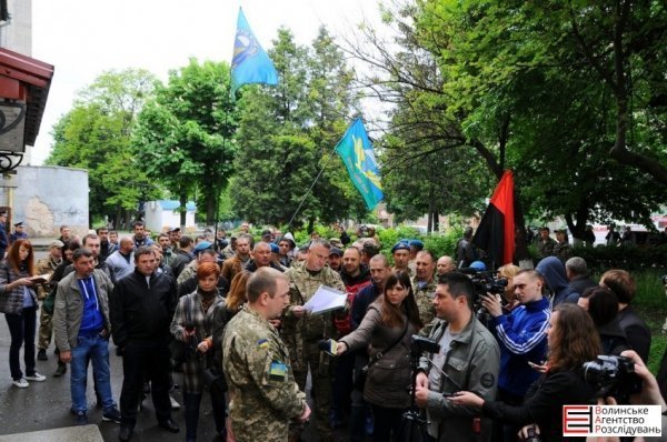 Учасники бойових дій пікетують військову прокуратуру в Луцьку. ФОТО