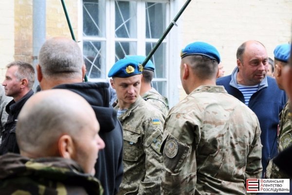 Учасники бойових дій пікетують військову прокуратуру в Луцьку. ФОТО