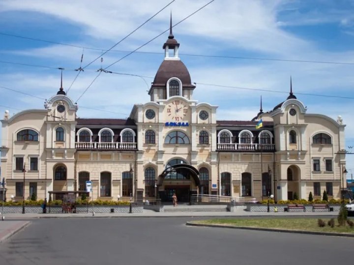 Парковка біля залізничного вокзалу у Луцьку буде платною