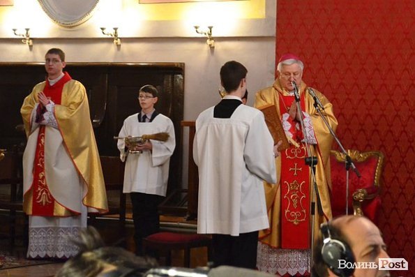 У католиків Різдво: фоторепортаж з луцького костелу Петра і Павла